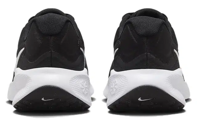Nike REVOLUTION 7