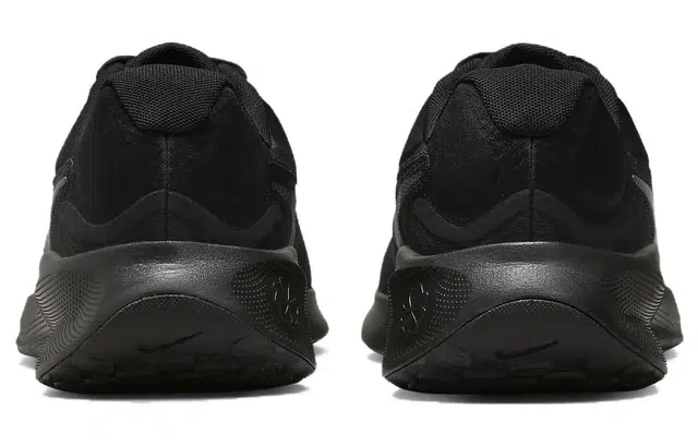 Nike REVOLUTION 7