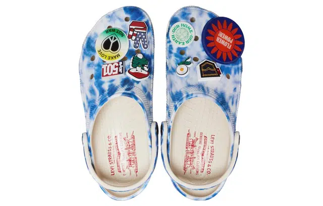 Levi's x Crocs Classic clog Stucco