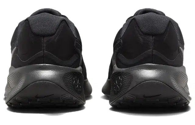 Nike REVOLUTION 7