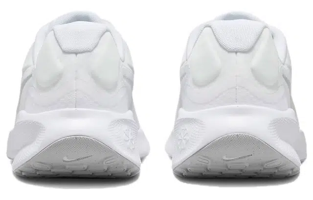 Nike REVOLUTION 7
