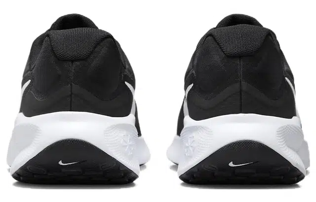 Nike REVOLUTION 7