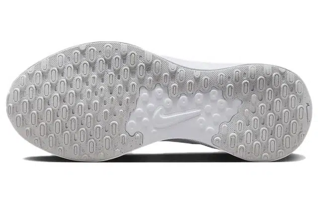 Nike REVOLUTION 7