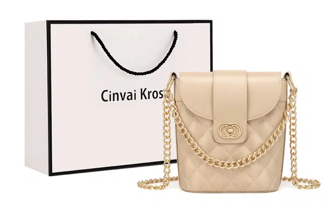 辛瓦伊·克洛斯 时尚大容量通勤菱格链条 牛皮配超细纤维 水桶包斜挎单肩包 小号 女款 杏色/黑色