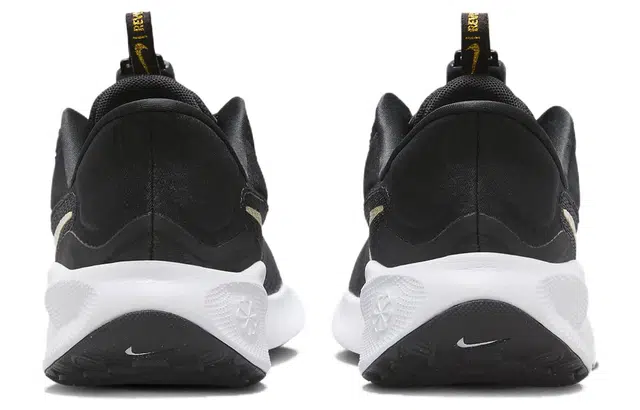 Nike REVOLUTION 7