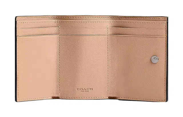 COACH Trifold Wallet 11 Logo
