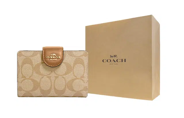 COACH Corner Zip 13