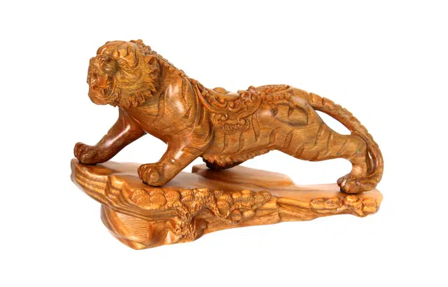 檀欣 新中式 手工雕刻虎啸山河招财老虎  本命年吉祥物家居客厅办公室装饰 绿檀 木作摆件 男女同款情侣款 绿檀