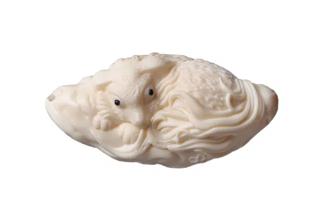 檀欣 新中式 雕刻梅花狐狸 创意桃花卧狐文玩配饰挂件 象牙果 菩提把件 男女同款情侣款 礼盒装