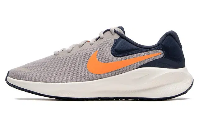 Nike REVOLUTION 7