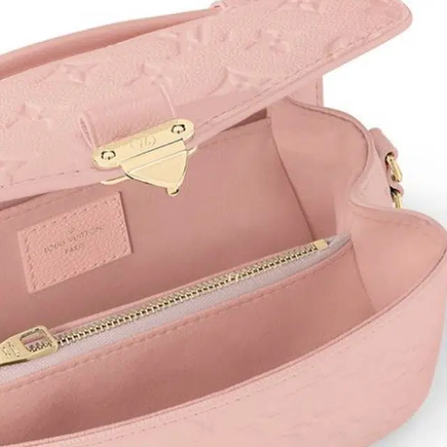 LOUIS VUITTON Pochette Metis East West