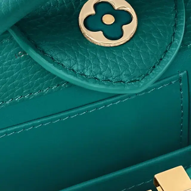 LOUIS VUITTON Capucines Taurillon