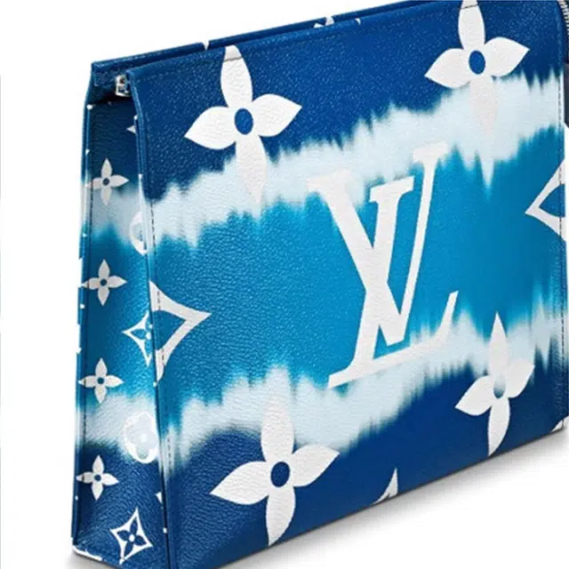 LOUIS VUITTON Escale Poche Toilette 26