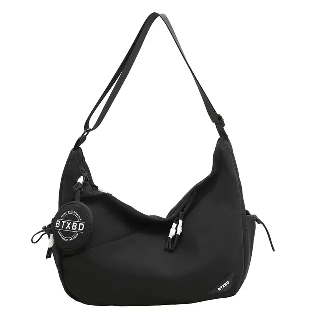 笛贝嘉 潮牌日系大容量休闲百搭运动牛角包 尼龙 单肩斜挎包 男女同款情侣款 黑色