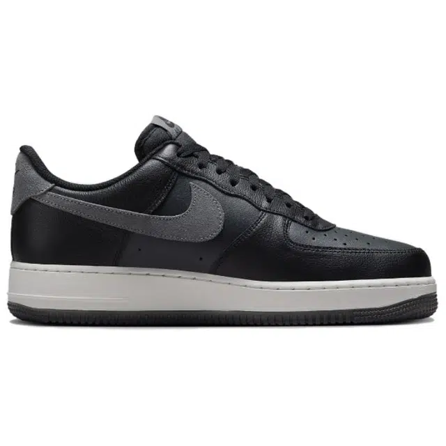 Nike Air Force 1 07 LV8