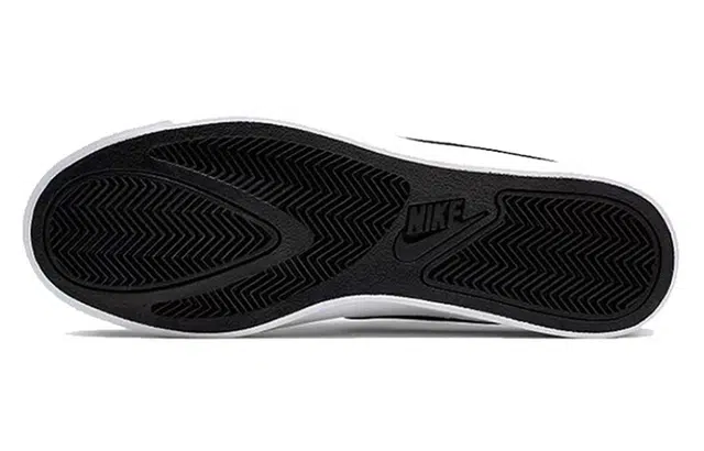 Nike Court Royale