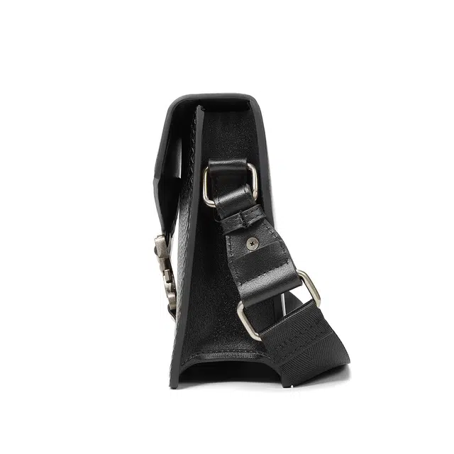 黑田矢衛 不规则蛇纹锁扣式休闲 人造革 单肩斜挎包 男女同款情侣款 黑色