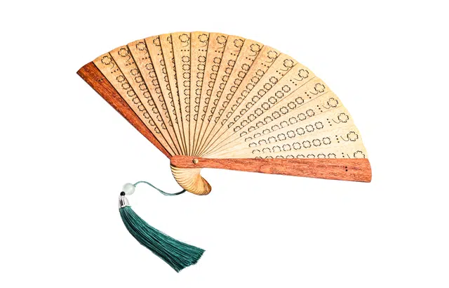 天纵 实木雕刻四叶草古风扇子搭配旗袍汉服绝美新中式国风古典便携折扇 楠木 木作摆件 男女同款情侣款 楠木