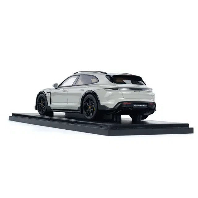 GT SPIRIT 118 Porsche Taycan Turbo S 2022
