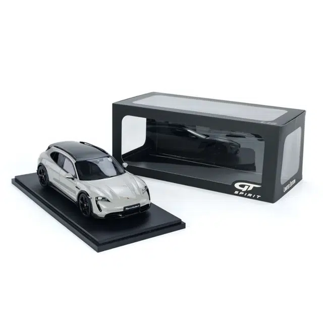 GT SPIRIT 118 Porsche Taycan Turbo S 2022