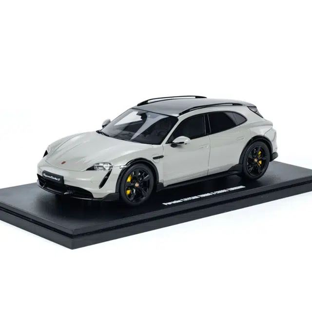 GT SPIRIT 118 Porsche Taycan Turbo S 2022