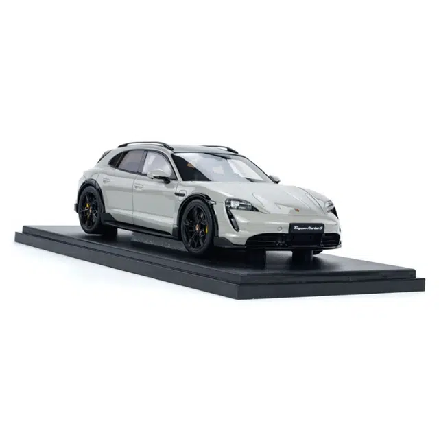 GT SPIRIT 118 Porsche Taycan Turbo S 2022