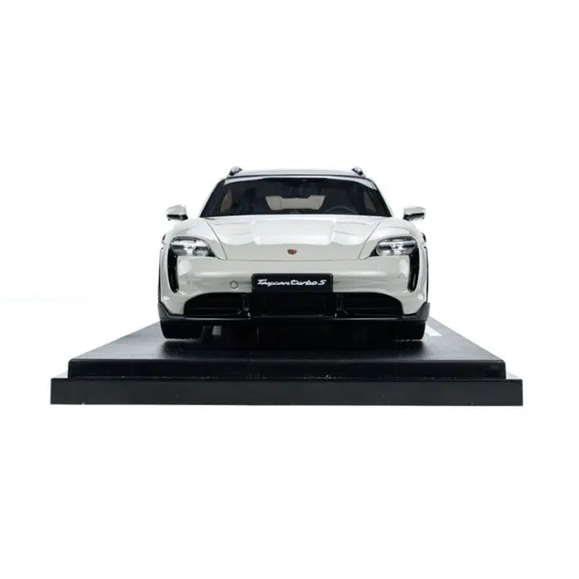 GT SPIRIT 118 Porsche Taycan Turbo S 2022