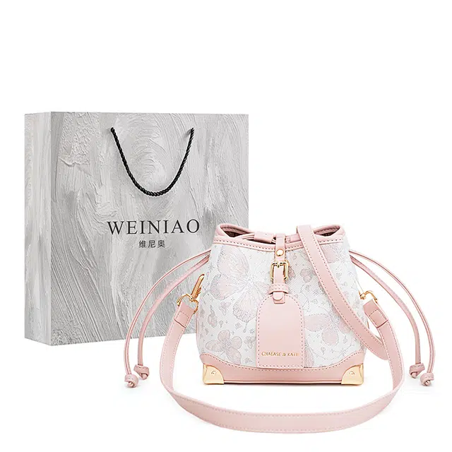 维尼奥 小众设计新中式蝴蝶刺绣抽绳水桶通勤百搭 合成革 斜挎单肩包 女款 银色/粉色