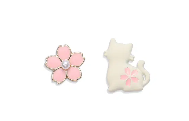 尚银福 樱花猫咪卡通可爱猫咪花朵不对称森系花朵 甜美可爱少女系气质百搭设计高级感 合金 耳钉 女款