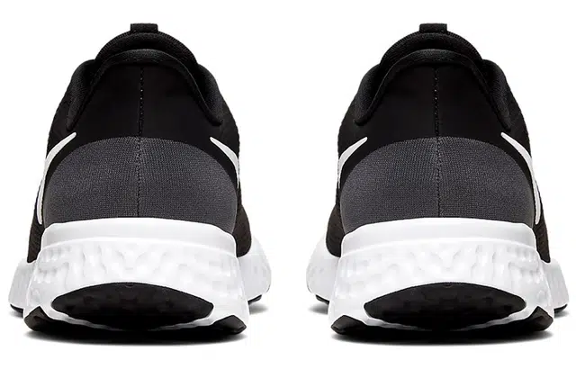 Nike REVOLUTION 5