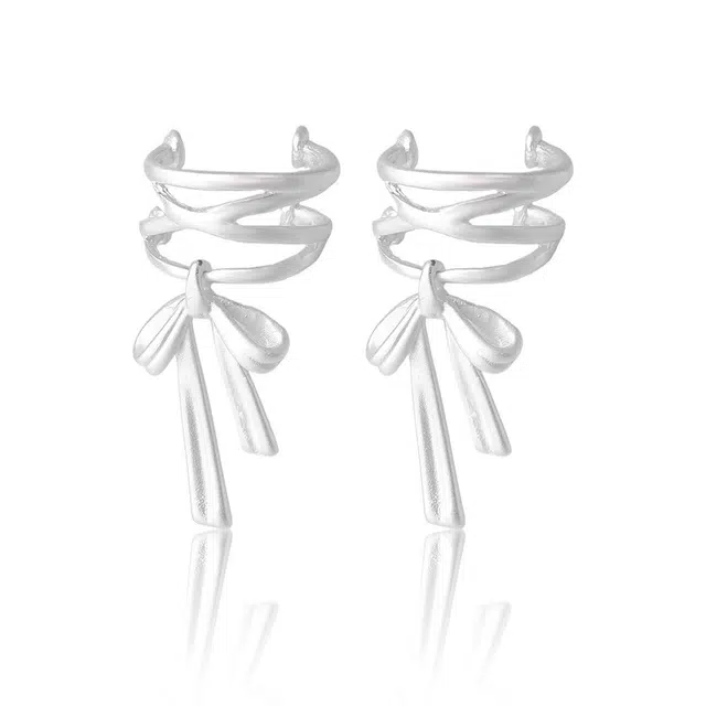 克兰茜 甜酷冷淡风芭蕾蝴蝶结白丝带设计 小众高级感耳骨夹 温柔甜美气质通勤风 无耳洞简约耳饰 镀银 耳夹 女款 手提袋礼盒装