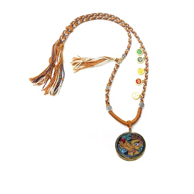 玉临门 新中式民族风招财进宝财运连连黄财神圆形唐卡热贡手绘 合金 吊坠 男女同款情侣款 送 男 女朋友 七 夕礼 物 礼盒包装