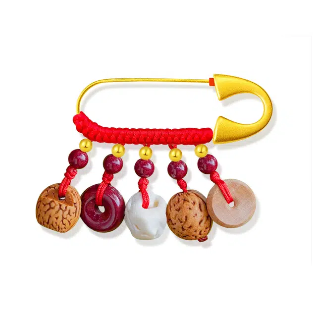 谧月珠宝 十二生肖防护系列 国风新中式复古小众可爱简约孕妇婴儿别针外出护身挂件新生儿平安扣 朱砂 桃木 胸针 男女同款情侣款