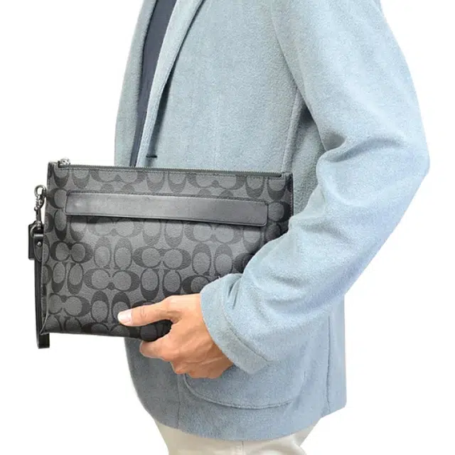 COACH Pouch 30 Logo