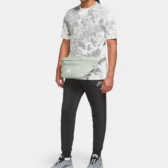 Nike ELEMENTAL Premium Logo