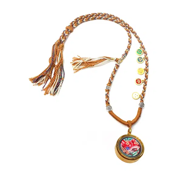 玉临门 新中式民族风魅力艳人招人缘桃花九尾狐圆形唐卡热贡手绘 合金 吊坠 男女同款情侣款 送 男 女朋友 七 夕礼 物 礼盒包装