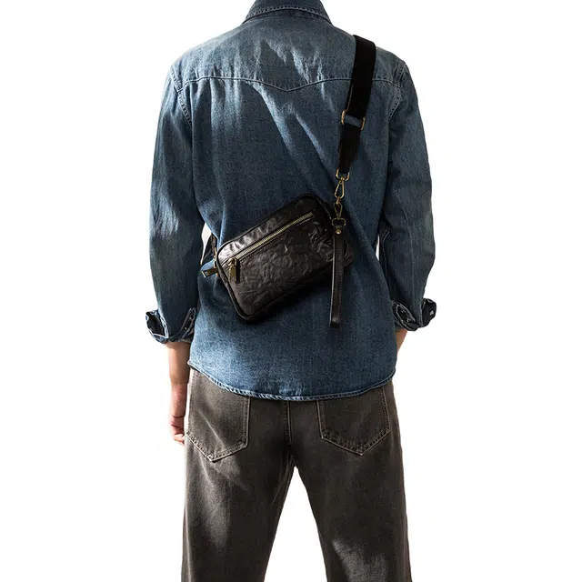 后步 原创不撞款设计时尚简约韩版休闲通勤横款日常 头层植鞣牛皮真皮 斜挎包邮差包小方包单肩包 小号 男女同款情侣款 黑色