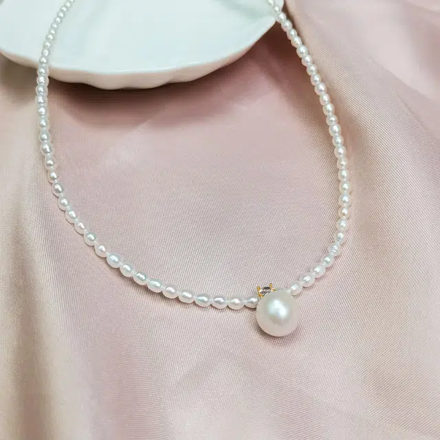 925