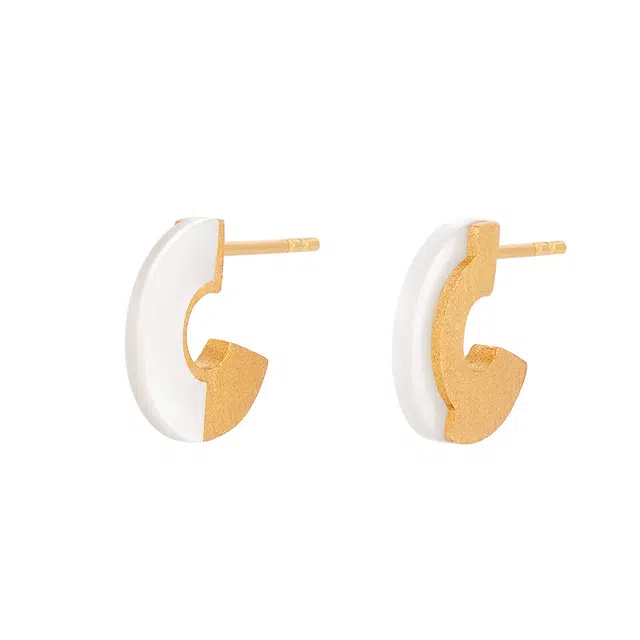 925
