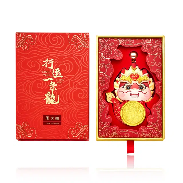 周大福 龙年生肖系列平安好运行运一条龙金币钥匙扣挂件 足金 一口价 黄金金章 男女同款情侣款