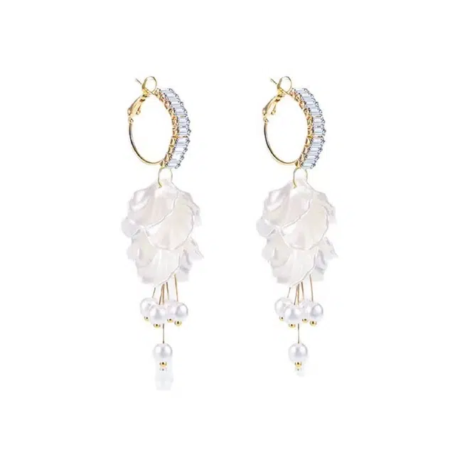 伊灿 韩国白色花朵校长设计高级感耳饰 贝壳 耳环 女款