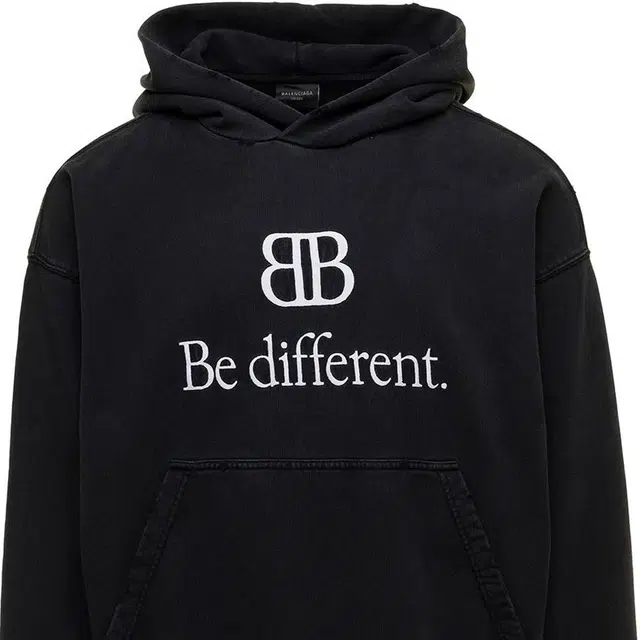 Balenciaga FW22 Be different 2B