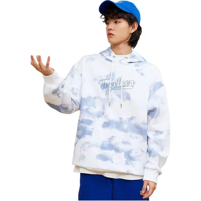 森马 美式复古系列 字母数字扎染满印连帽套头落肩长袖卫衣 男款 蓝白色调