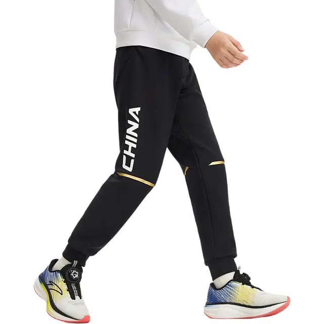 安踏儿童 亲肤舒适时尚字母印花针织运动裤 梦幻黑青少年