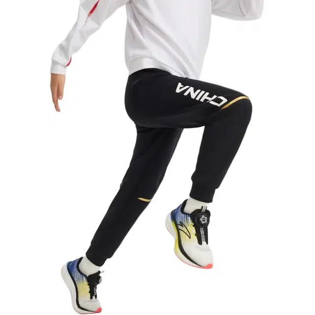 安踏儿童 亲肤舒适时尚字母印花针织运动裤 梦幻黑青少年