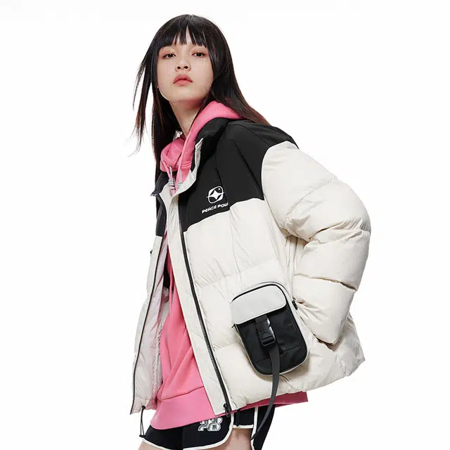 太平鸟女装 字母印花撞色立领拉链羽绒服 女款