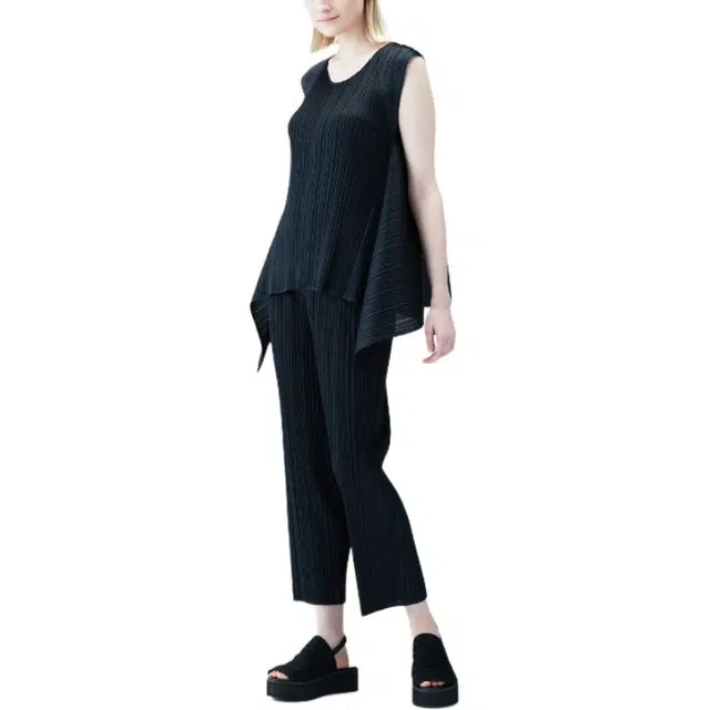 PLEATS PLEASE ISSEY MIYAKE