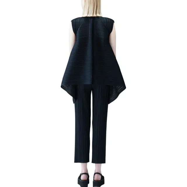 PLEATS PLEASE ISSEY MIYAKE