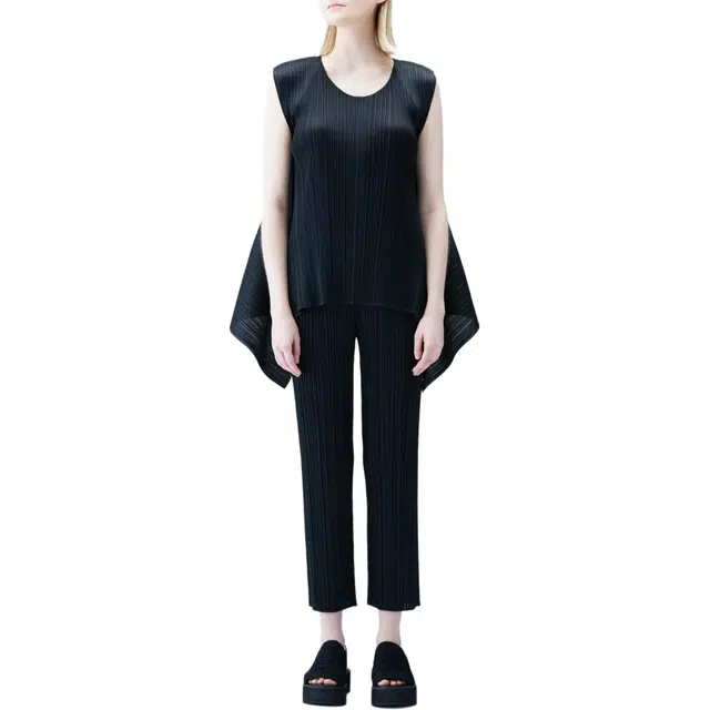 PLEATS PLEASE ISSEY MIYAKE