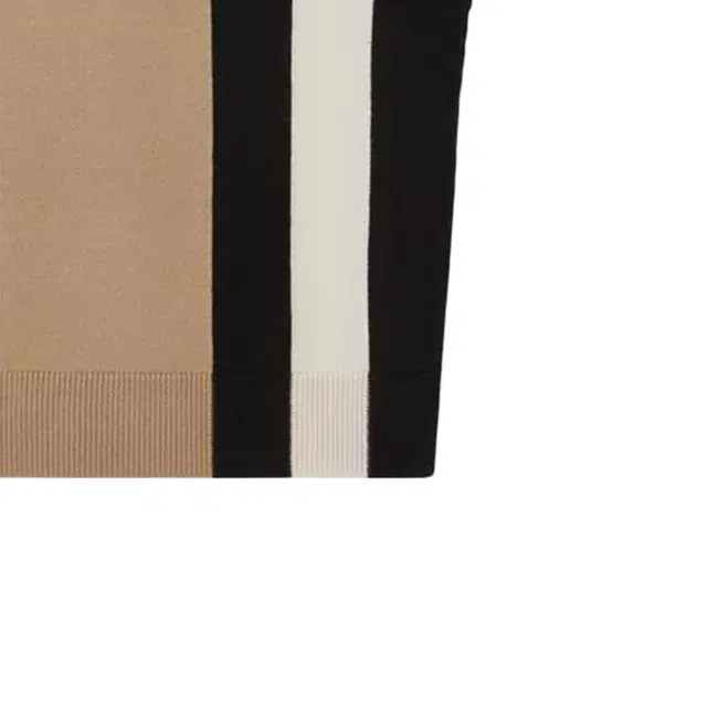 Burberry FW22 V
